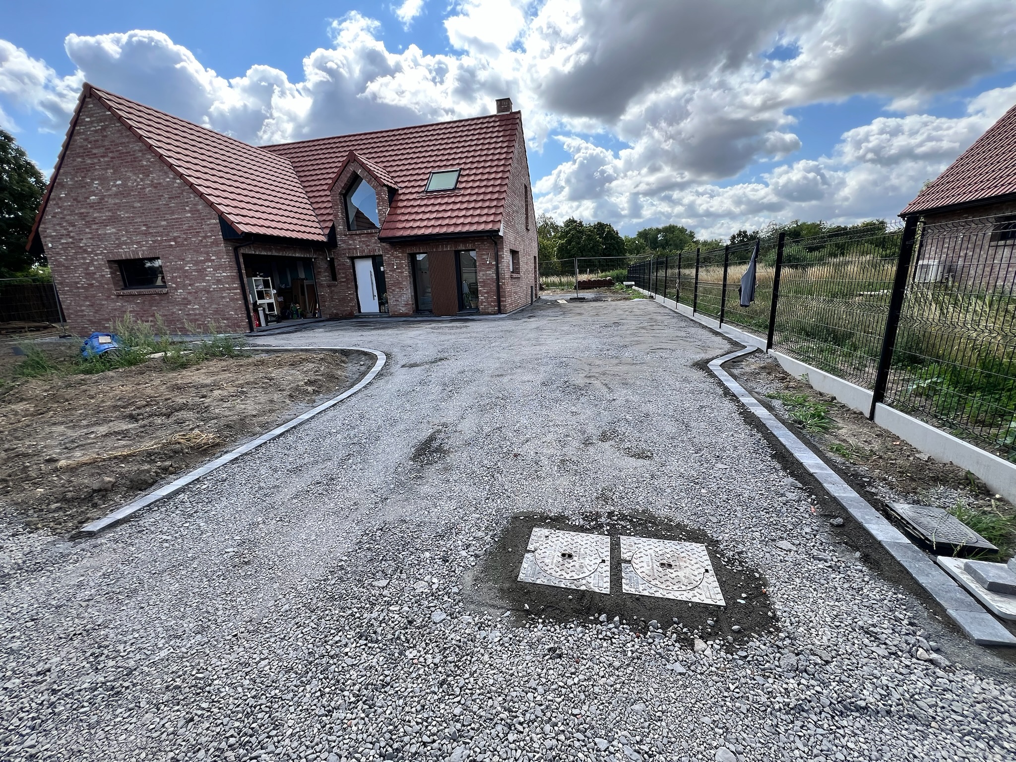 Aménagement complet et pavage d’une entrée de maison neuve à Wavrin - Après travaux